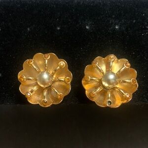 Vintage Cora Gold w/ Amber Rhinestones Pearl center  flower design earrings